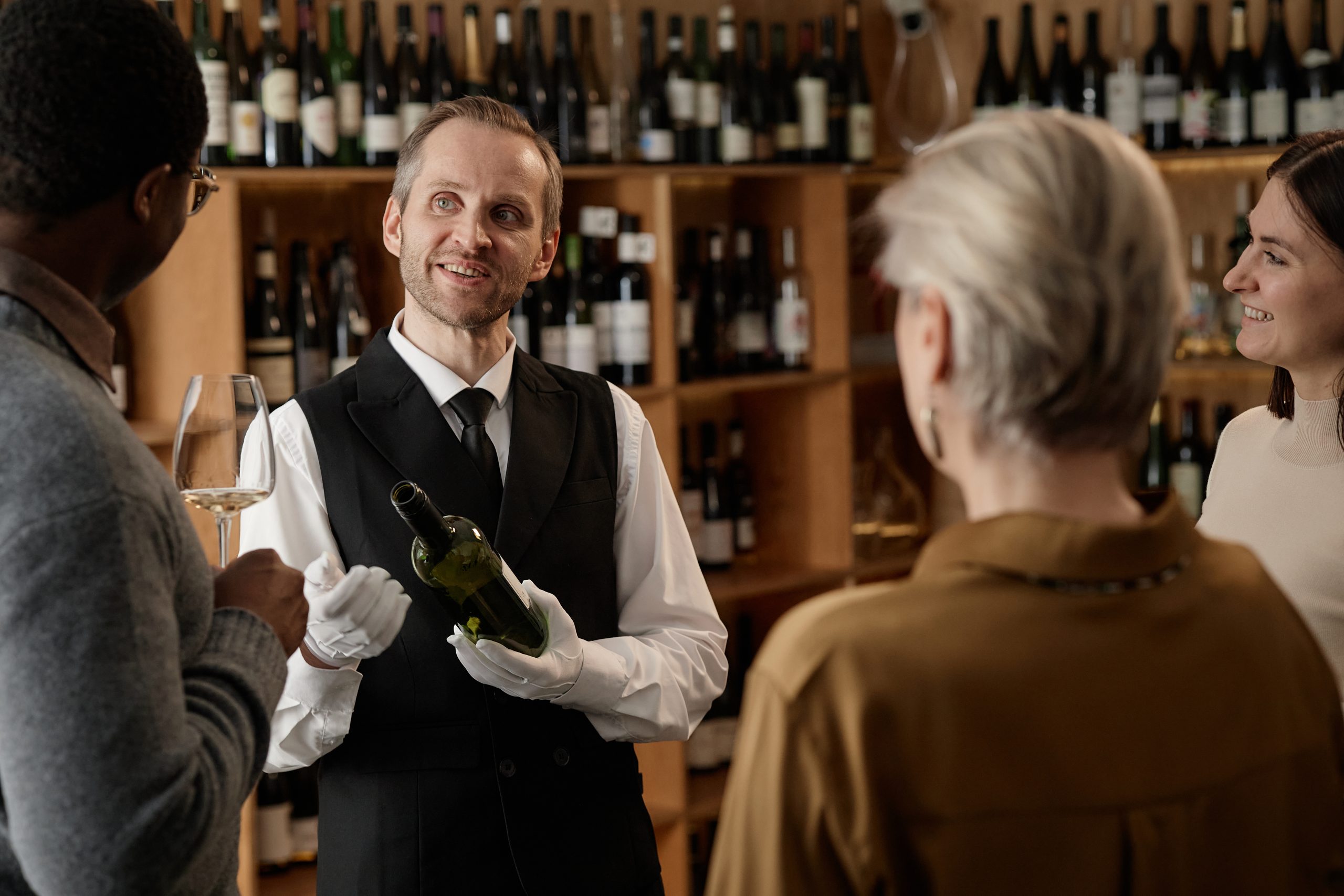 scène de distributeur de vin servant des clients dans une boutique à Noisy-le-Grand
